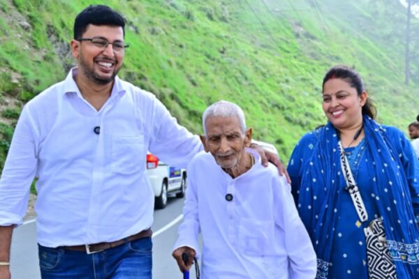 “Papa used to walk to office to save Rs 5”: Man who went viral after getting his 80-year-old father on a Vande Bharat ride for the first time shares his full emotional story