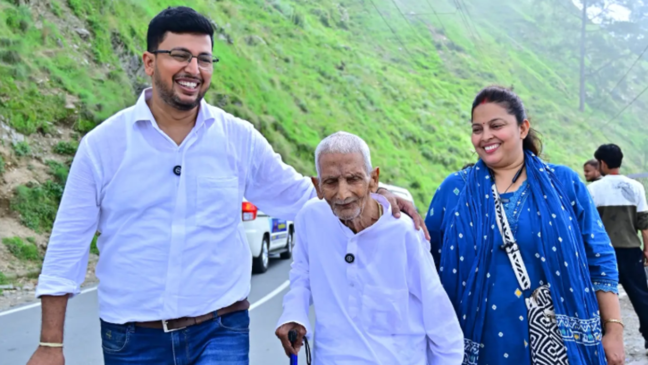 “Papa used to walk to office to save Rs 5”: Man who went viral after getting his 80-year-old father on a Vande Bharat ride for the first time shares his full emotional story