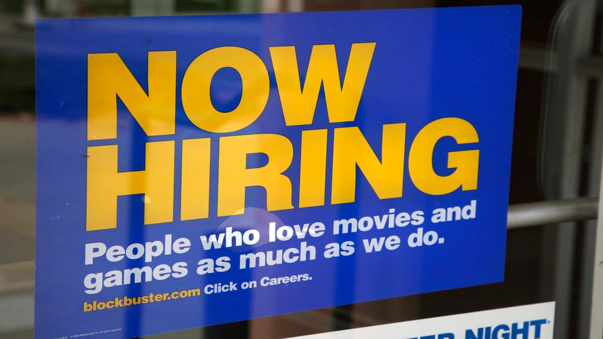 US weekly jobless claims fall to 206,000 in August as layoffs remain low