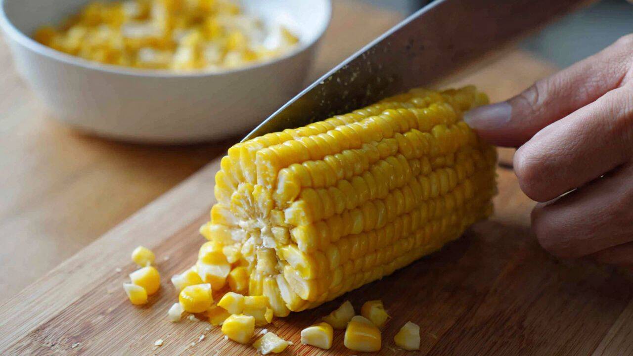 How to remove corn kernels from the cob easily: Simple kitchen methods for a mess-free result |