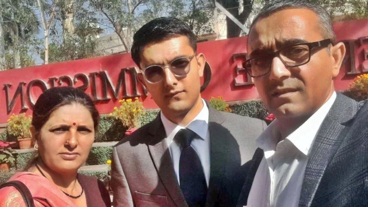 Meet Vikas Singh Panwar: Won 50 lakhs in KBC and then months later cleared UPSC in first attempt with AIR 159 at just 22 |