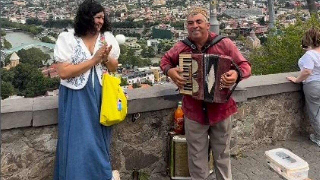 The Tbilisi street musician who surprises Indian travellers by singing the iconic ‘Mera Joota Hai Japani’ song