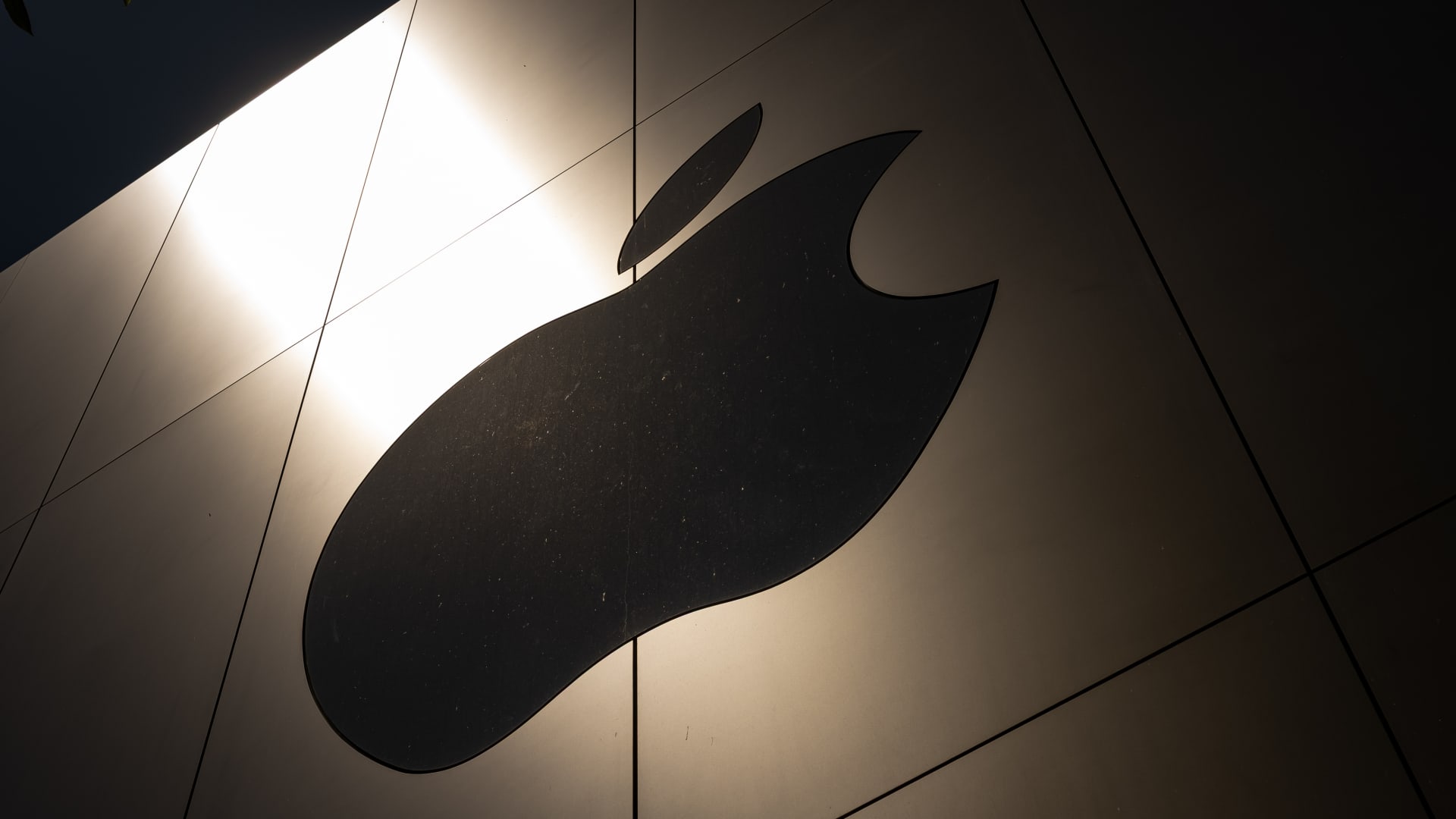 Stocks making the biggest moves premarket: AAPL, CASY, SIG
