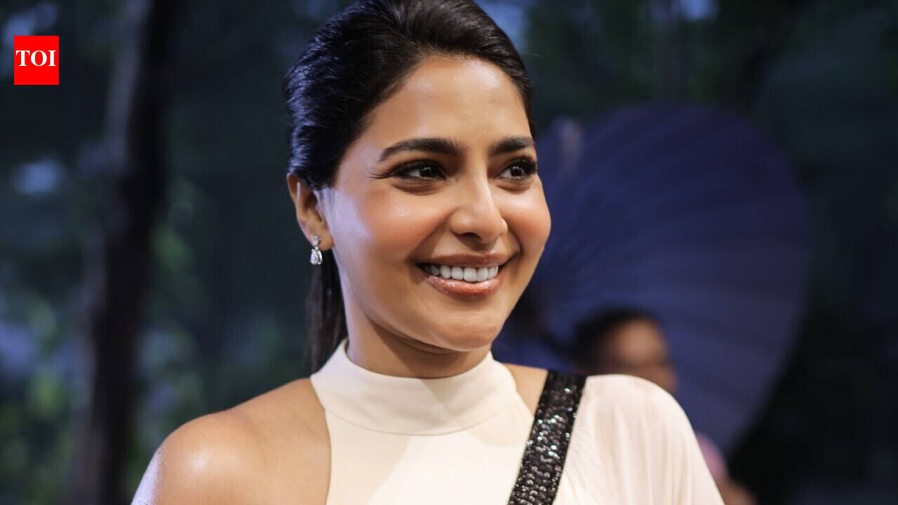 Aishwarya Lekshmi: ‘It makes me very happy’: Actress Aishwarya Lekshmi gets emotional on 50th day celebrations of 'Gatta Kusthi 2' | Tamil Movie News