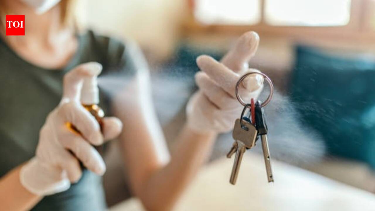 Cleaning Keys With Vinegar: Spraying vinegar on keys: Why this simple cleaning hack is recommended and how it helps remove dirt and grime |