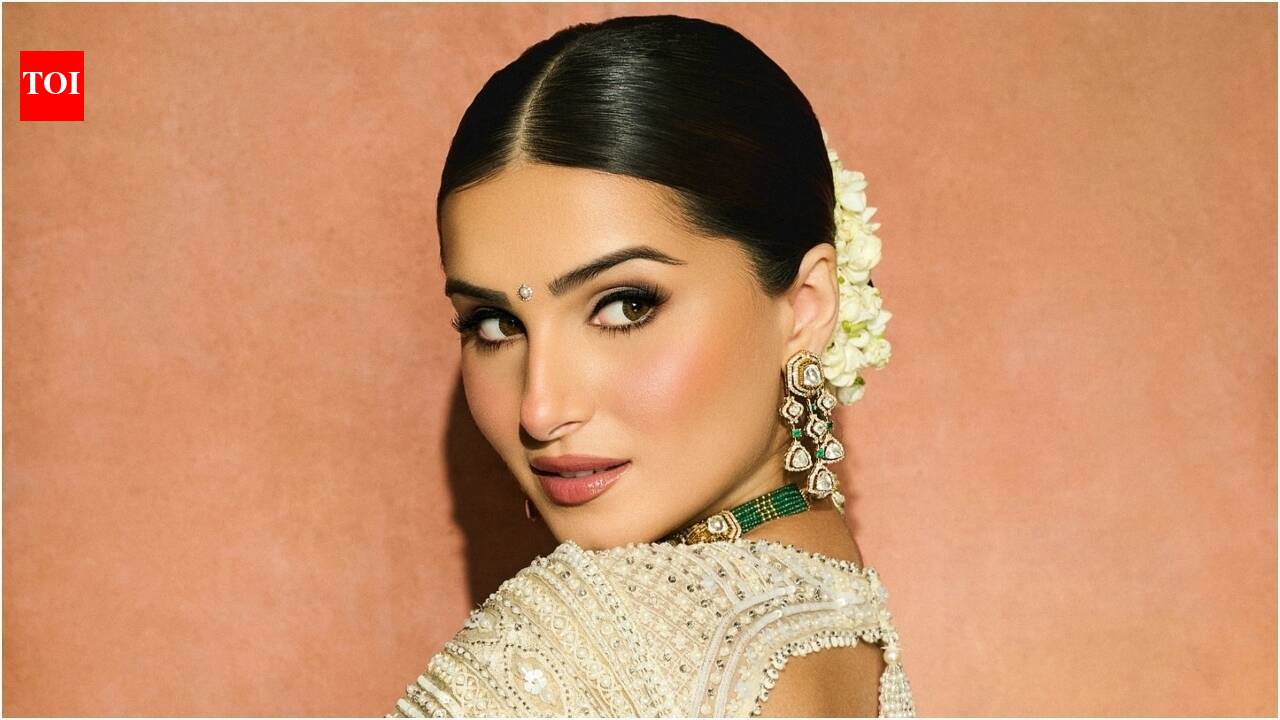 Tara Sutaria pushes away photographer's camera as paps get too close, netizens REACT | Hindi Movie News