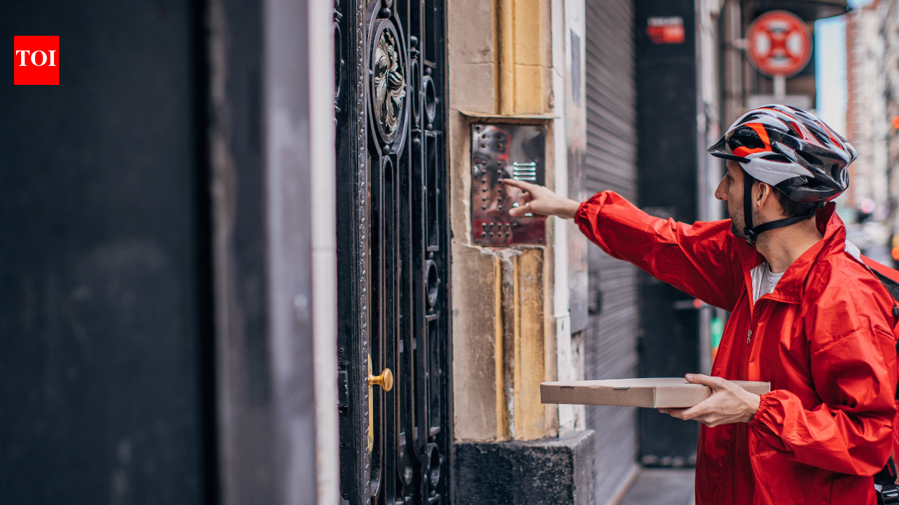 He came to deliver a food order, but his customer noticed something was wrong. What happened next is heartwarming
