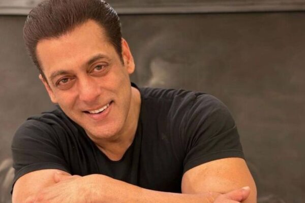 Salman Khan folds his hands as the crowd surrounds him after Ganpati darshan; asks security to protect children as young fans gather to catch his glimpse | Hindi Movie News