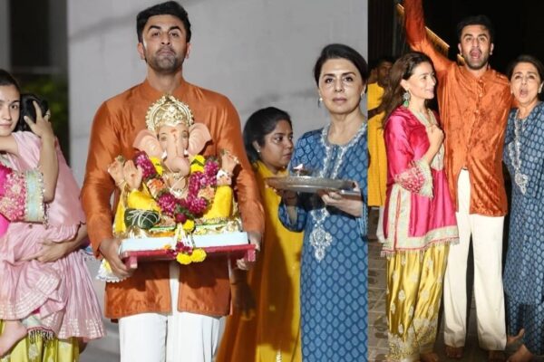 Ranbir Kapoor, Alia Bhatt, Neetu Kapoor perform Ganpati Visarjan, hide Raha's face while posing for the paparazzi, chant 'Ganpati Bappa Morya' - PICS inside |