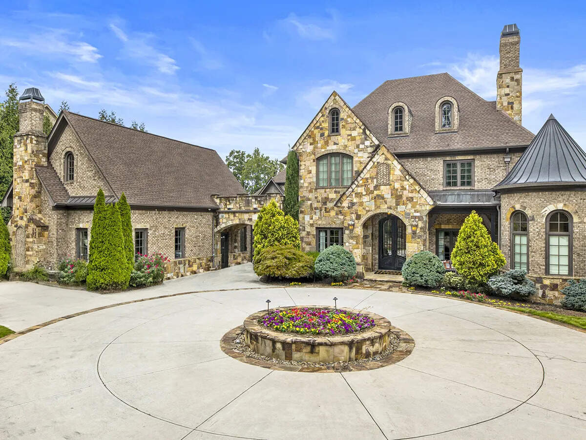 Kim Zolciak and Kroy Biermann were removed from their Georgia mansion by US Marshals: Inside ‘The Manor’ that has now sold for $3.67 million |