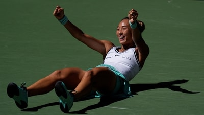 Zheng Qinwen erases another 5-0 deficit and beats Iga Swiatek to reach US Open quarterfinals