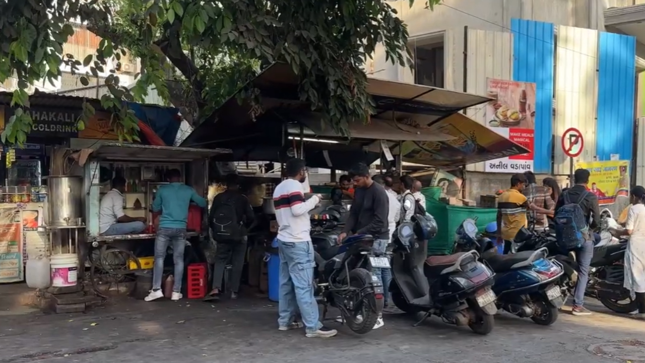 In 1997, this man quit his job and started selling vada pav for just ₹2.5 in Surat, nearly three decades later ‘Anilbhai’ owns a huge, posh white bungalow which stands next to his cart