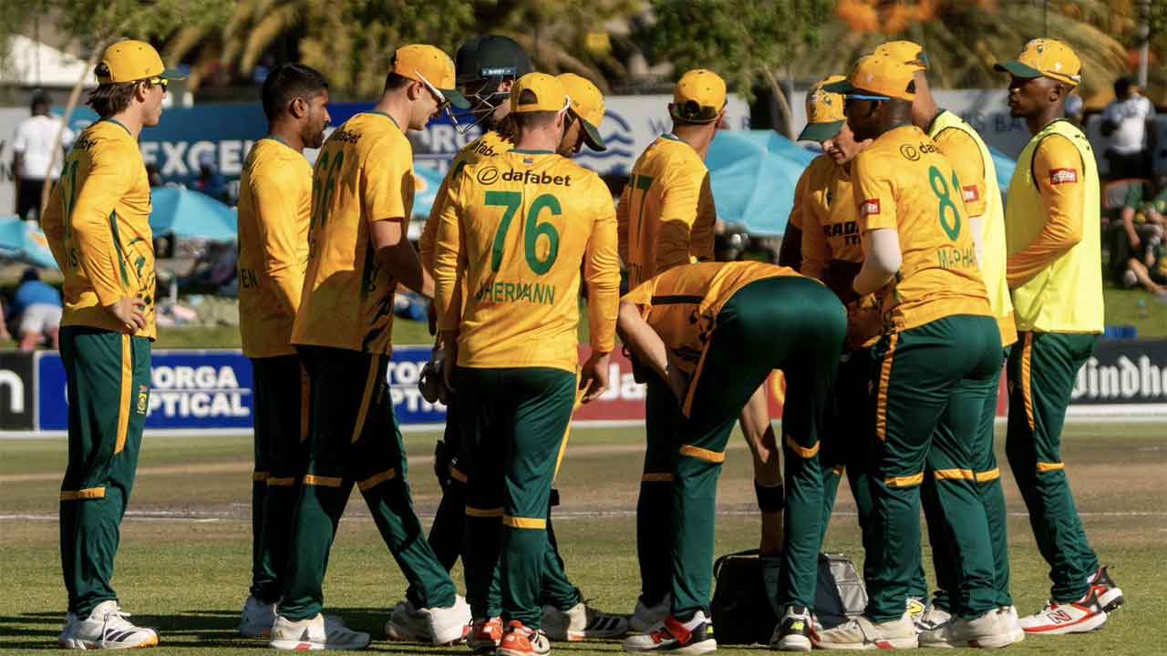 South Africa 13/0 in 4.1 Overs