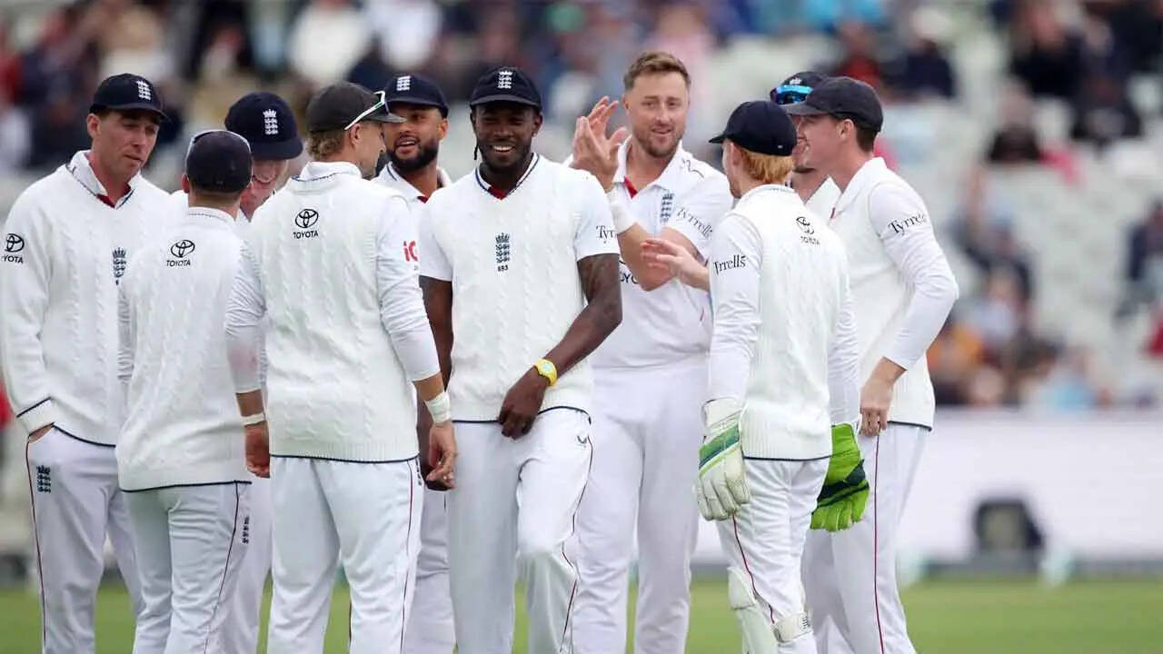 Pakistan 52/2 in 14.1 Overs