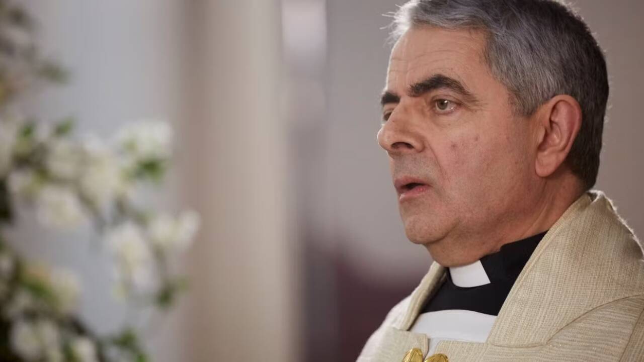 In 2006, Rowan Atkinson spent GBP 2.6 million to create his own glass mansion; 16 years later, the actor finally came back home |
