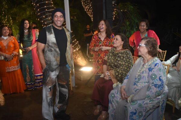 Salman Khan performs aarti at Khan family's Ganpati visarjan; joins Iulia Vantur to offer prayers to Bappa - PICS |