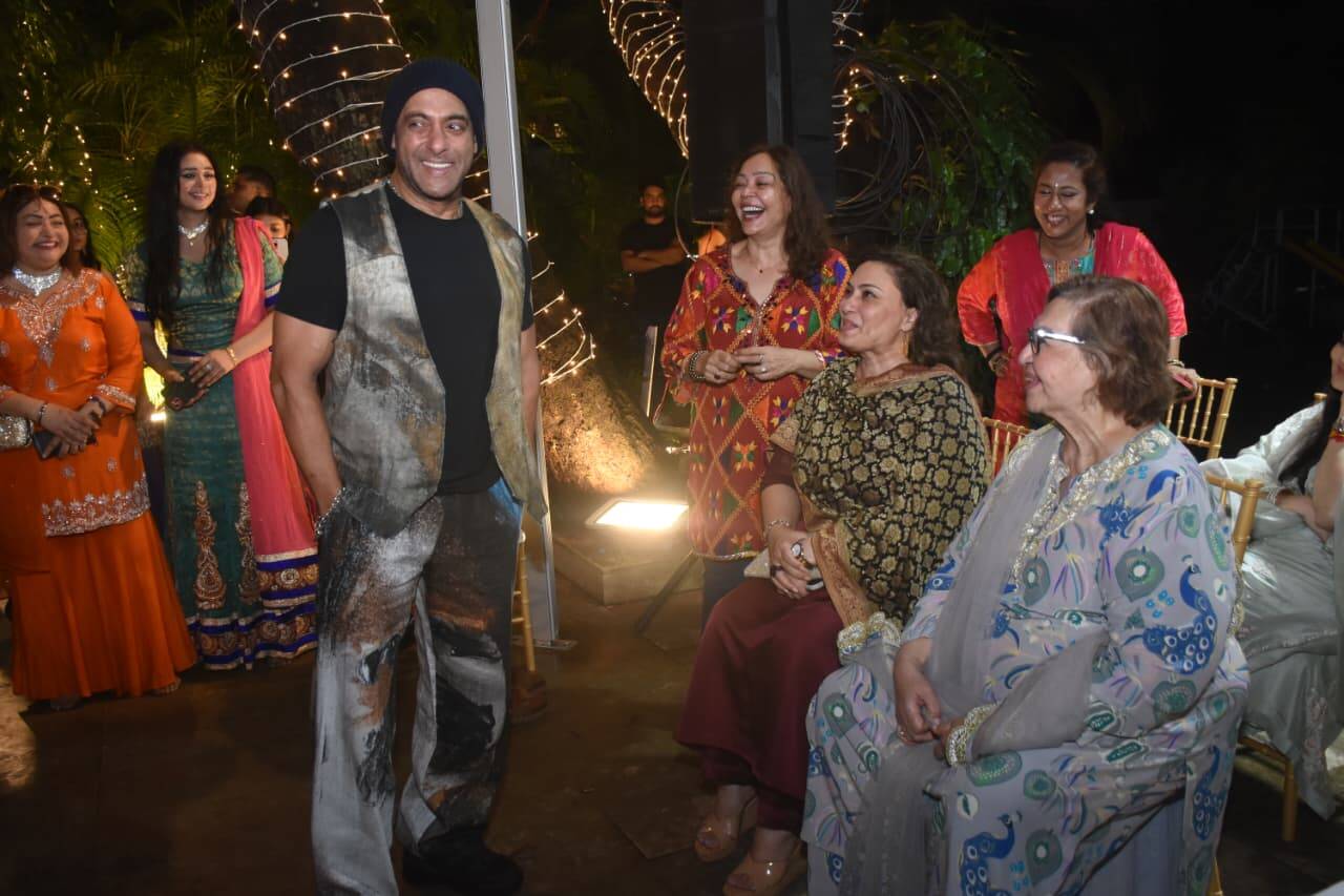 Salman Khan performs aarti at Khan family's Ganpati visarjan; joins Iulia Vantur to offer prayers to Bappa - PICS |