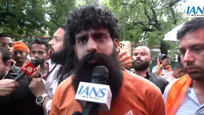 'When were casteist slurs used?' Swatantra supporters protest at police station | India News